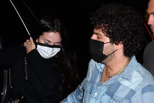 İctimaiyyət qarşısına maskada çıxdılar