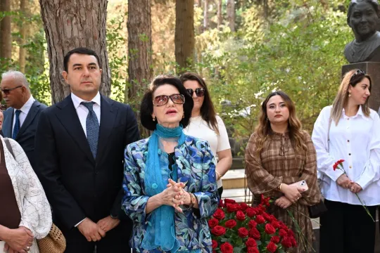 Üzeyir Hacıbəylinin məzarı ziyarət olundu