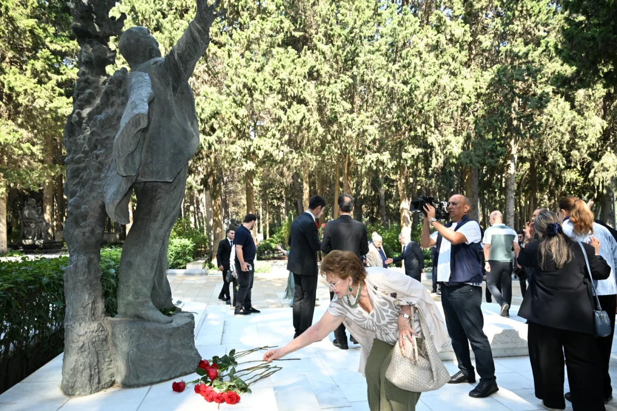 Üzeyir Hacıbəylinin məzarı ziyarət olundu