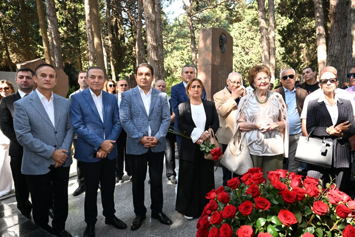 Üzeyir Hacıbəylinin məzarı ziyarət olundu