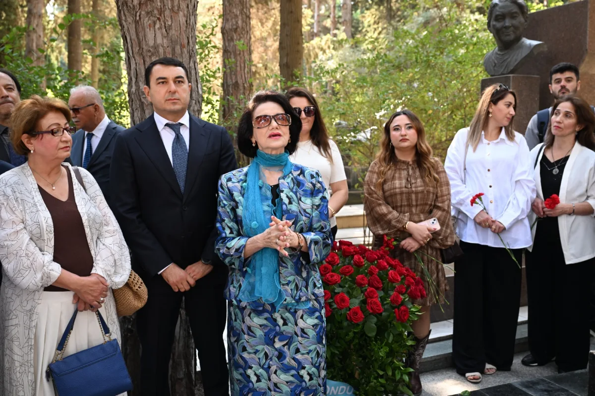 Üzeyir Hacıbəylinin məzarı ziyarət olundu