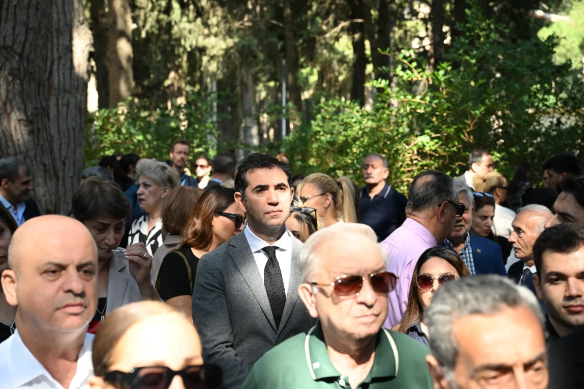 Üzeyir Hacıbəylinin məzarı ziyarət olundu