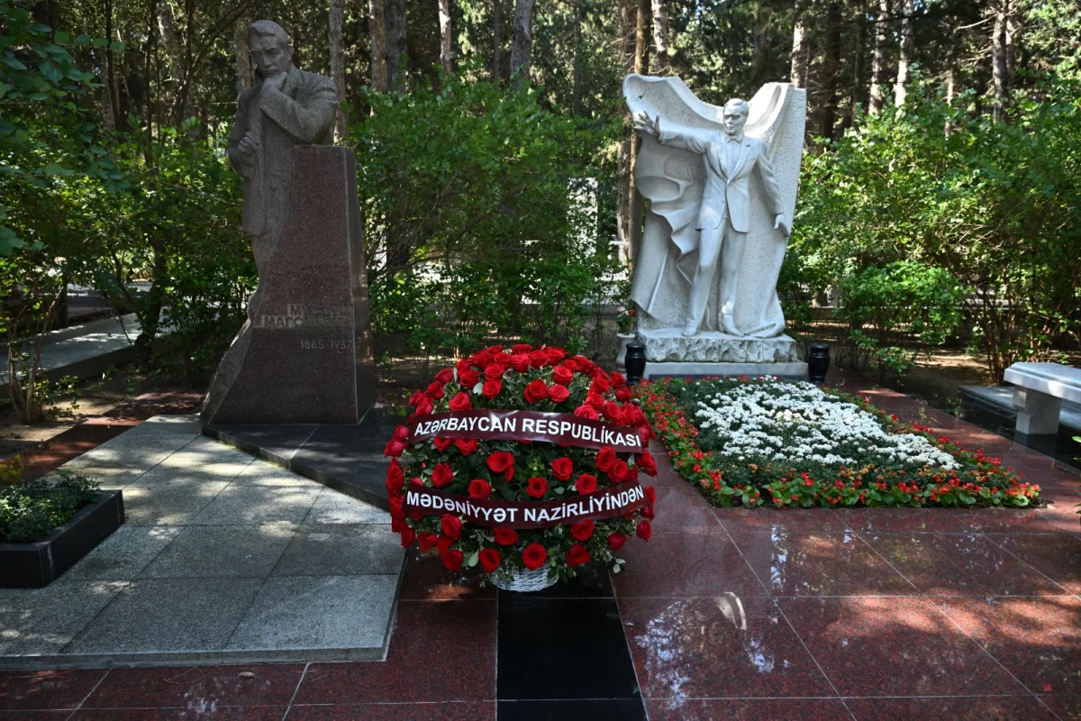 Üzeyir Hacıbəylinin məzarı ziyarət olundu