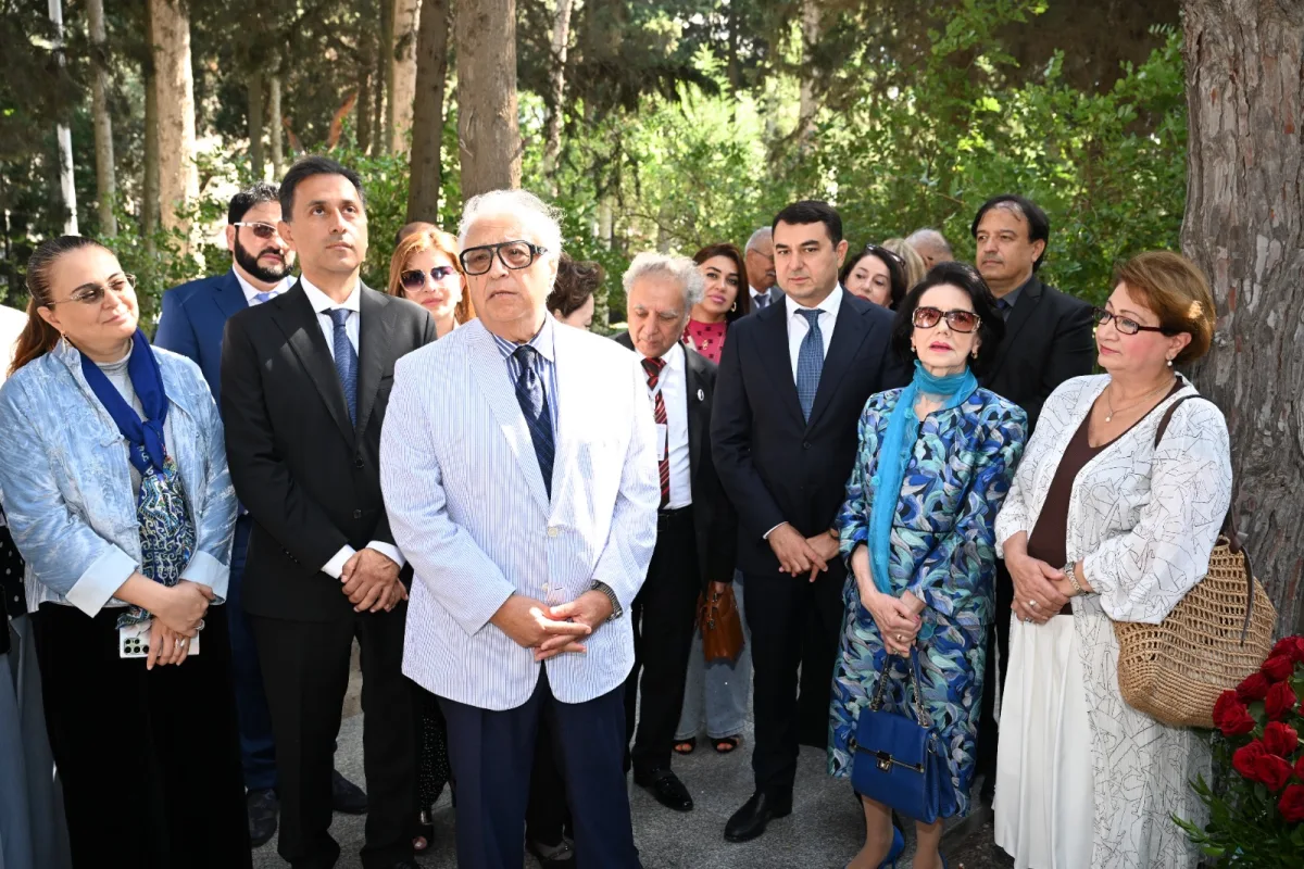 Üzeyir Hacıbəylinin məzarı ziyarət olundu