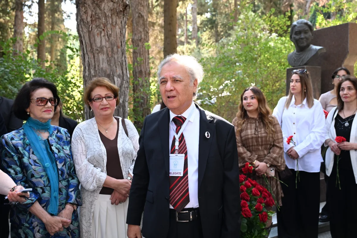 Üzeyir Hacıbəylinin məzarı ziyarət olundu