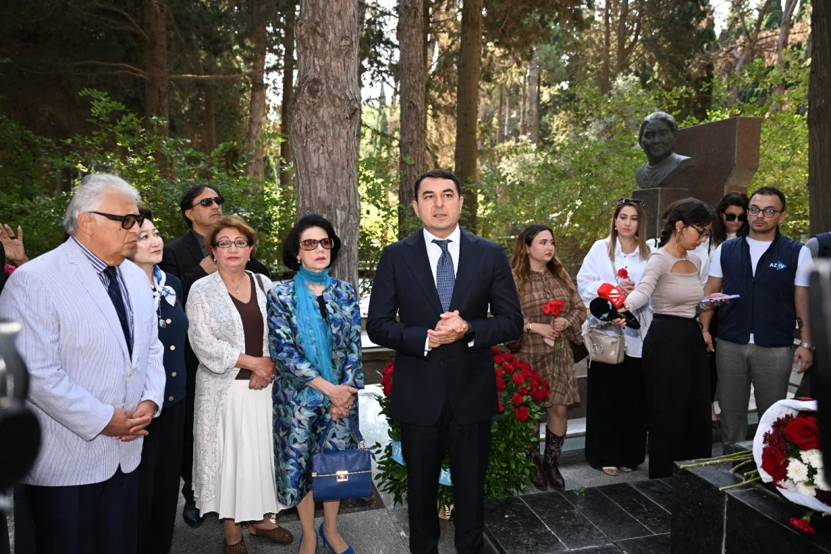 Üzeyir Hacıbəylinin məzarı ziyarət olundu