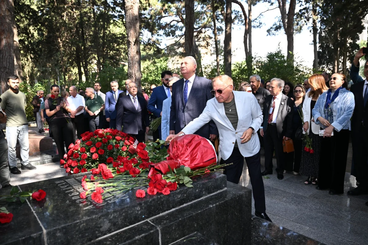 Üzeyir Hacıbəylinin məzarı ziyarət olundu