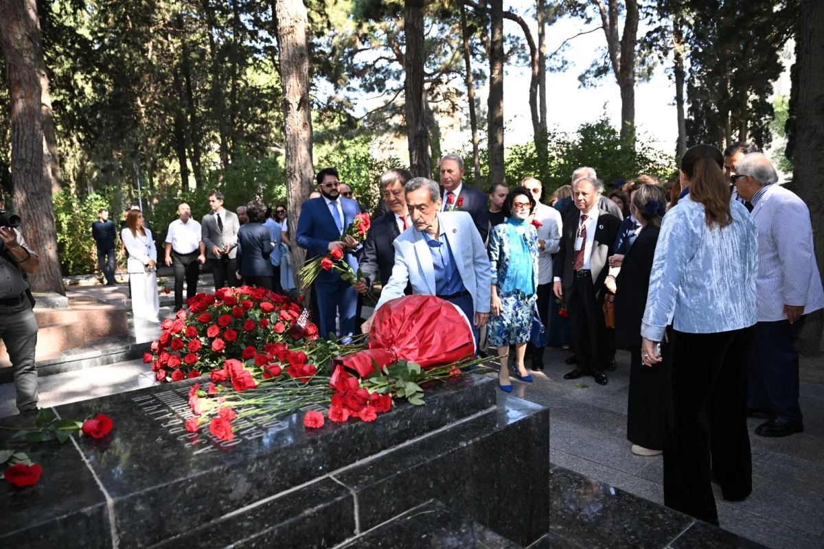 Üzeyir Hacıbəylinin məzarı ziyarət olundu