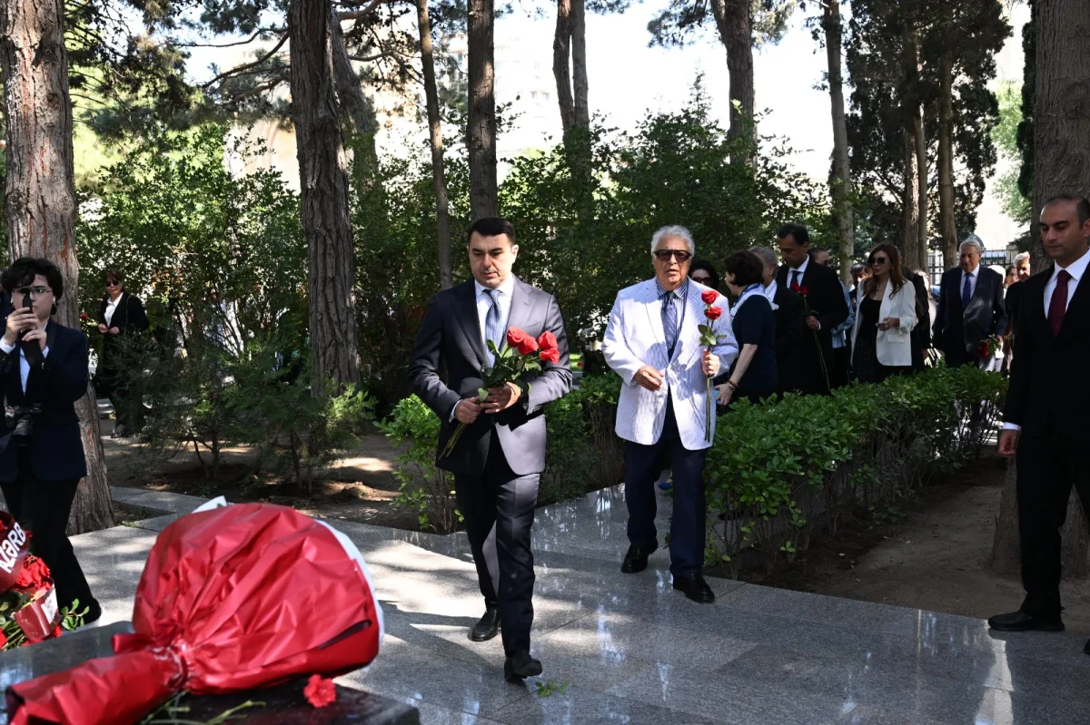 Üzeyir Hacıbəylinin məzarı ziyarət olundu