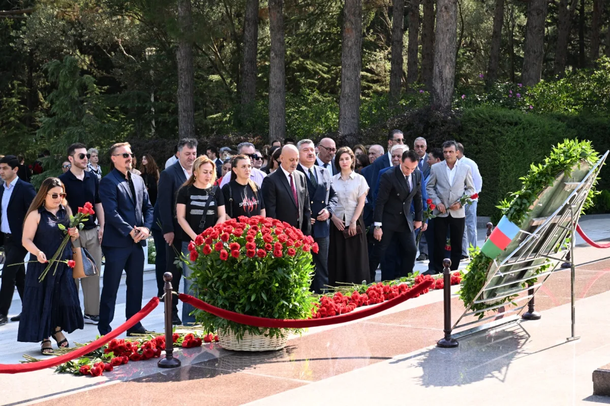 Üzeyir Hacıbəylinin məzarı ziyarət olundu