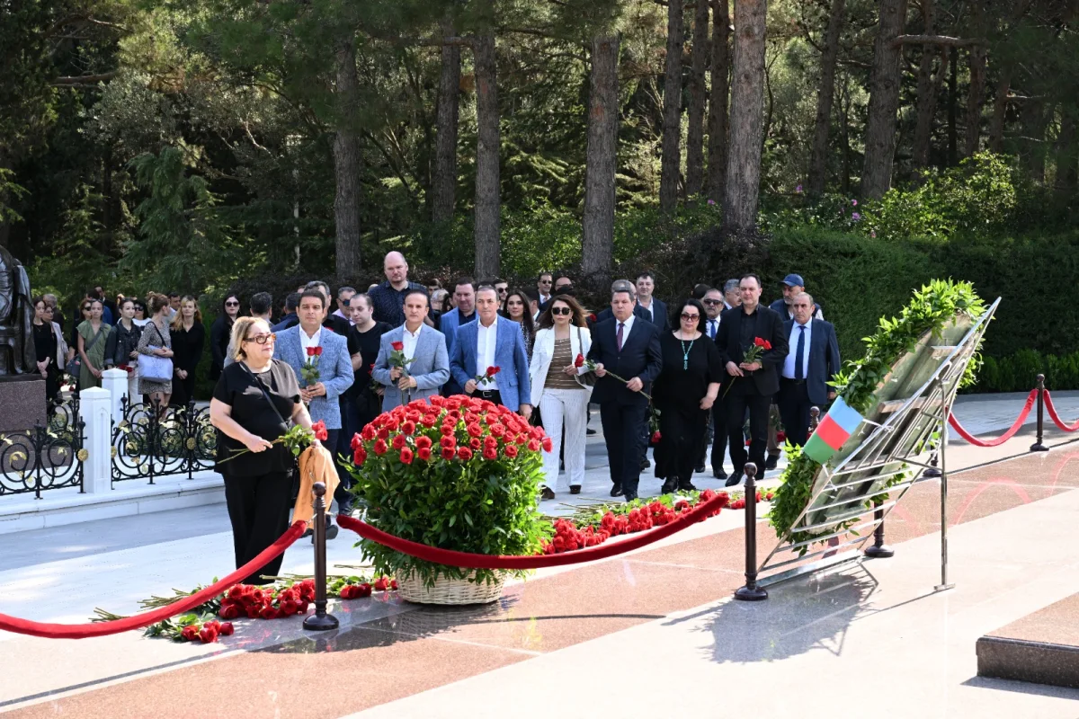 Üzeyir Hacıbəylinin məzarı ziyarət olundu