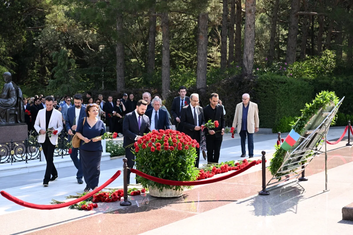 Üzeyir Hacıbəylinin məzarı ziyarət olundu