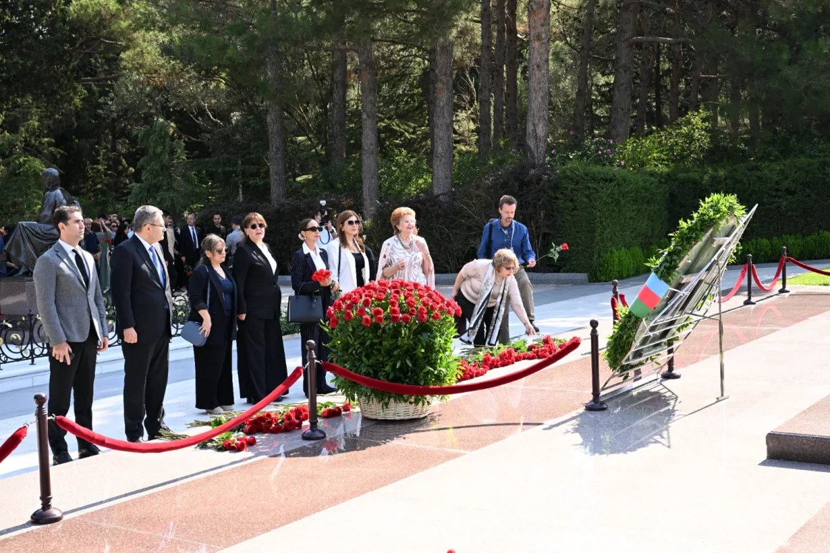 Üzeyir Hacıbəylinin məzarı ziyarət olundu