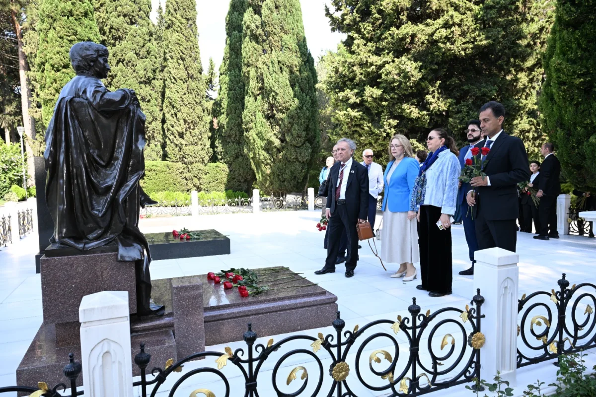 Üzeyir Hacıbəylinin məzarı ziyarət olundu
