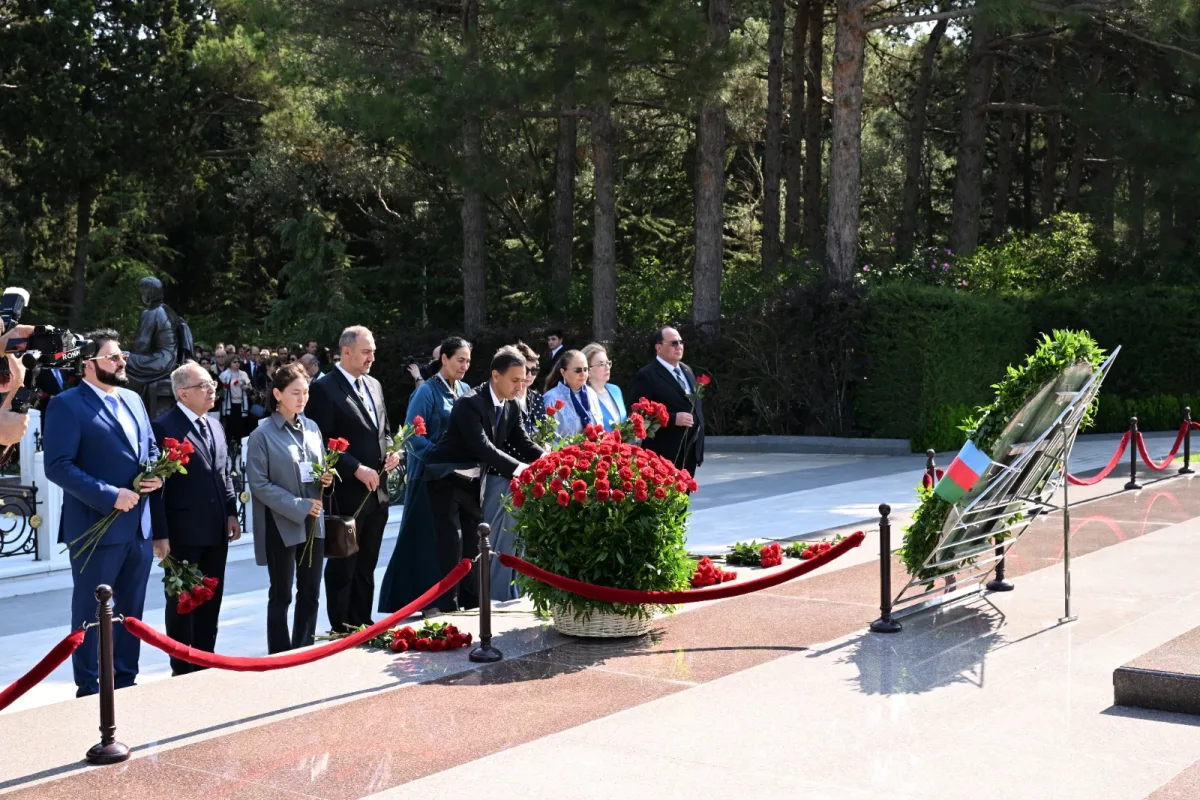 Üzeyir Hacıbəylinin məzarı ziyarət olundu