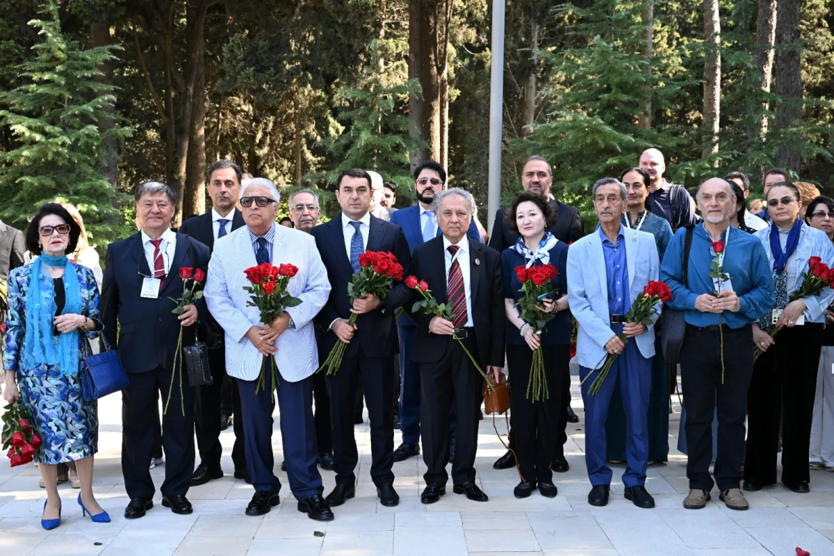 Üzeyir Hacıbəylinin məzarı ziyarət olundu