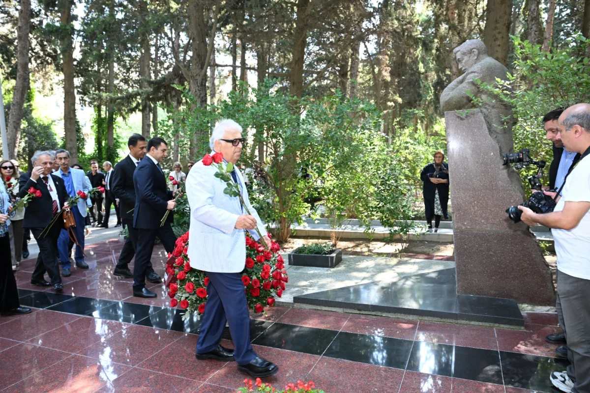 Üzeyir Hacıbəylinin məzarı ziyarət olundu