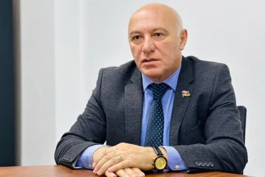 Deputat tıxaca görə iclasa gecikdi 