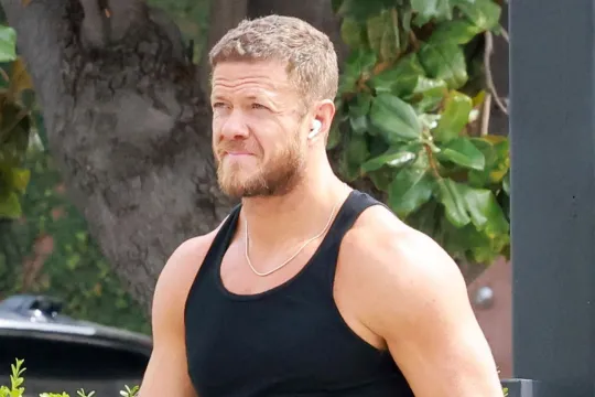 Den Reynolds fit bədəni ilə diqqət çəkdi