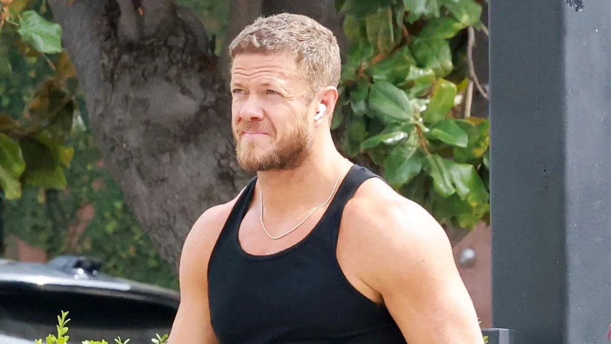 Den Reynolds fit bədəni ilə diqqət çəkdi