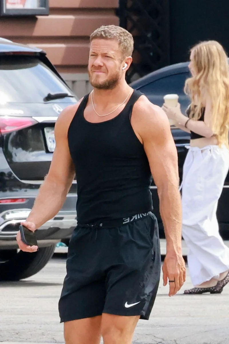 Den Reynolds fit bədəni ilə diqqət çəkdi