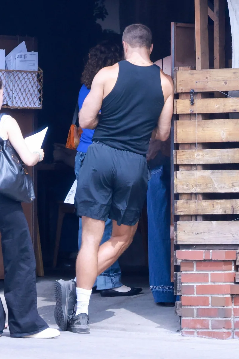Den Reynolds fit bədəni ilə diqqət çəkdi