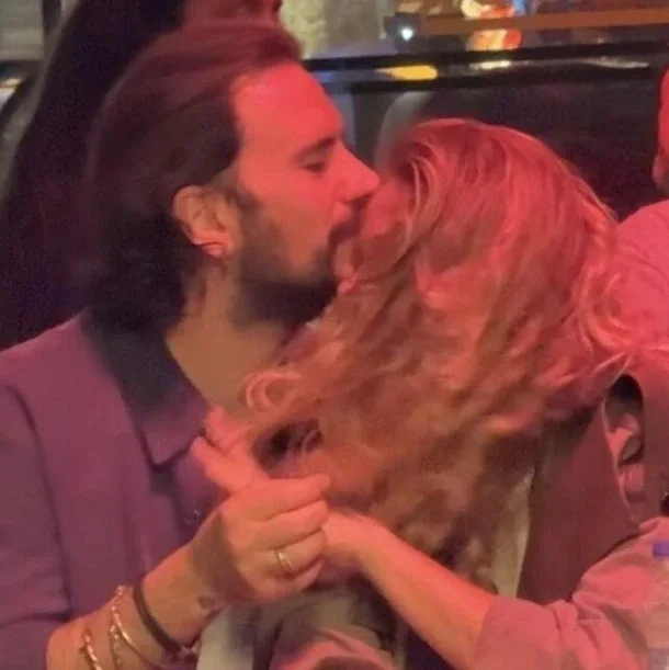 Birinci ağladı, sonra rəqs etdi