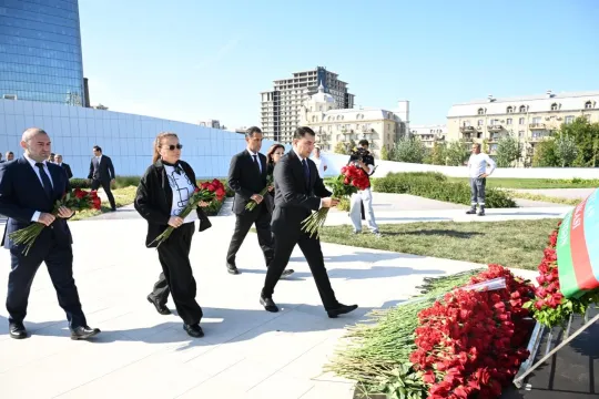 Mədəniyyət Nazirliyinin kollektivi şəhidlərin xatirəsini yad edib