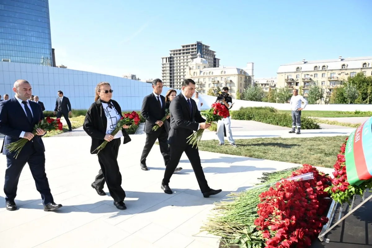 Mədəniyyət Nazirliyinin kollektivi şəhidlərin xatirəsini yad edib