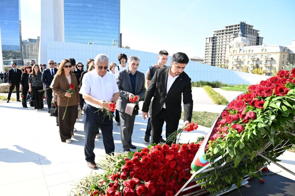 Mədəniyyət Nazirliyinin kollektivi şəhidlərin xatirəsini yad edib