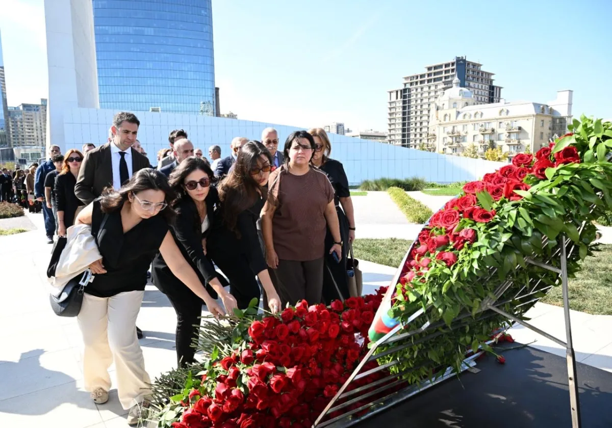 Mədəniyyət Nazirliyinin kollektivi şəhidlərin xatirəsini yad edib
