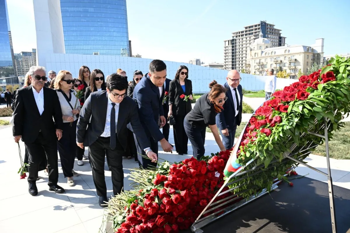 Mədəniyyət Nazirliyinin kollektivi şəhidlərin xatirəsini yad edib