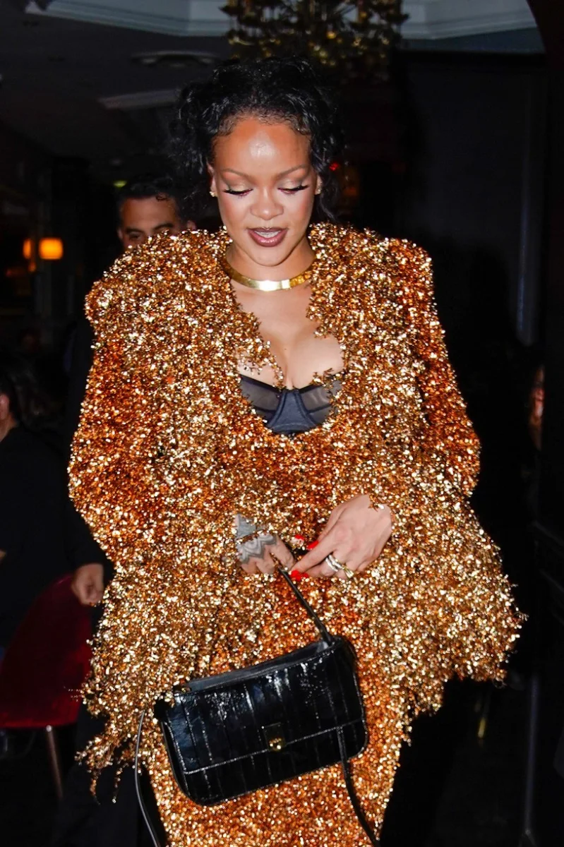 Rihanna göz qamaşdırdı