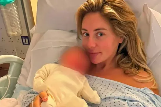 Porno aktrisanın uşağının adını kim qoyacaq?