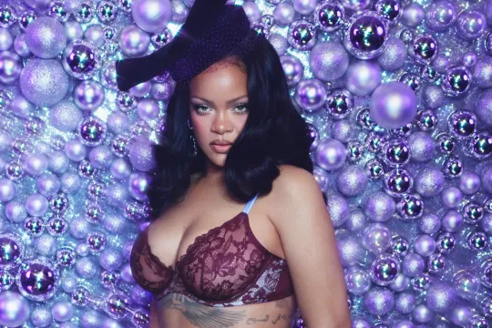 Rihanna brendinin Milad çəkilişində