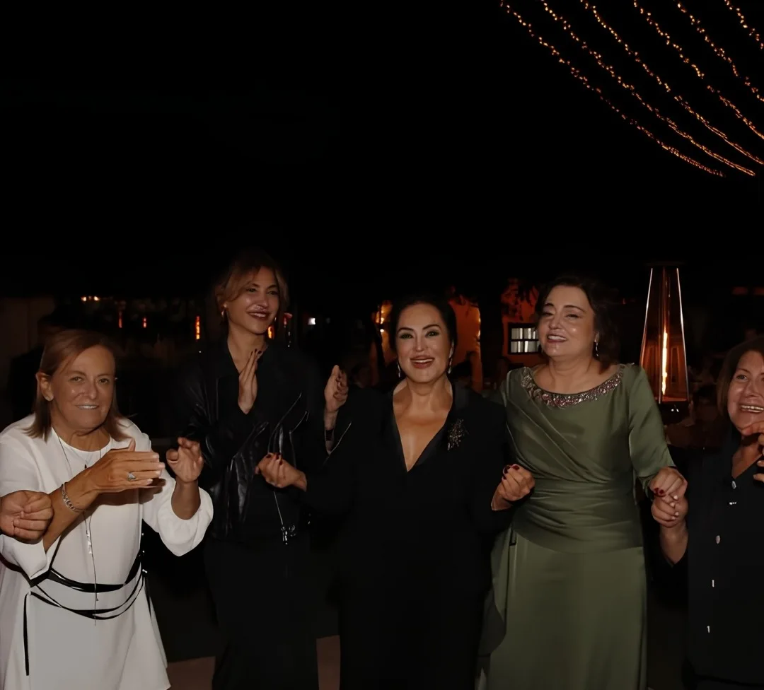 Türkan Şoray bacıları ilə