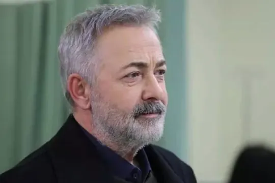 Yenə özündən kiçik, kasıb qızla “evləndi”…