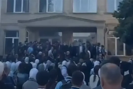 Məktəbli forması ilə bağlı qaydalara etiraz edən - 37 nəfər həbs olundu