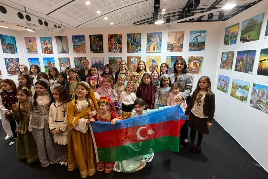 Parisdə Azərbaycan uşaqlarının yaradıcılığı iki nüfuzlu sənət platformasında nümayiş olundu
