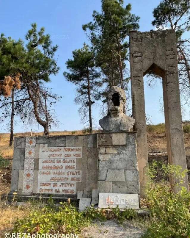 Ermənilər Nizami Gəncəvinin büstünü bu hala salıb