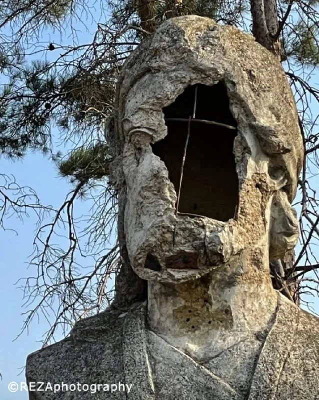 Ermənilər Nizami Gəncəvinin büstünü bu hala salıb