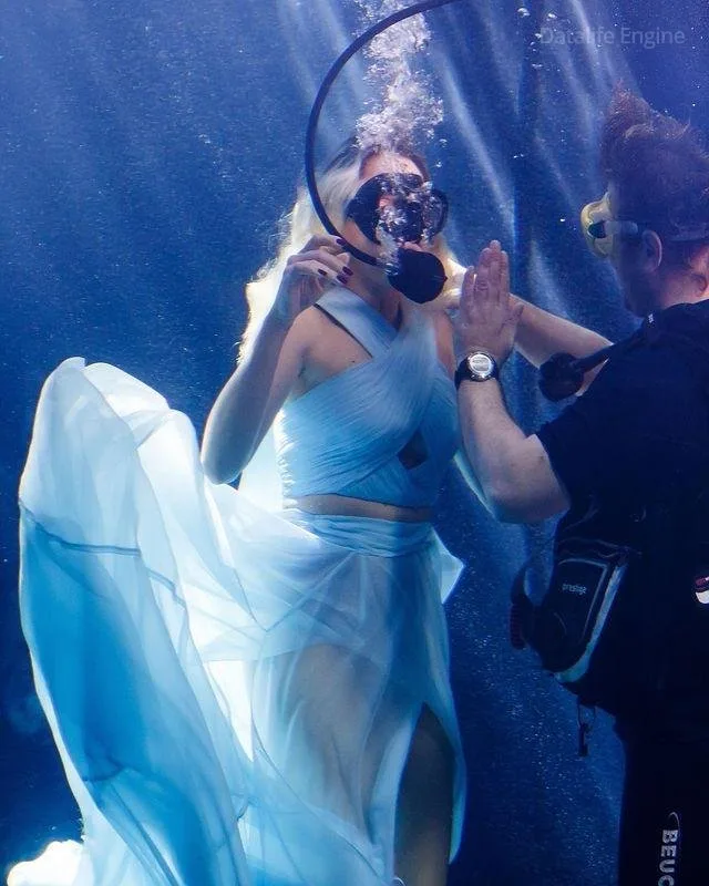 Yeni klipi üçün suya girdi