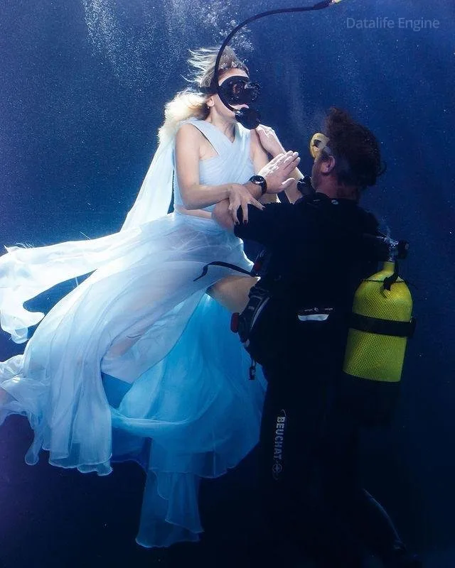 Yeni klipi üçün suya girdi