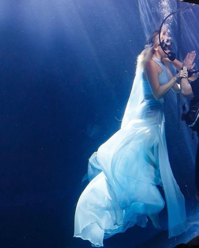 Yeni klipi üçün suya girdi