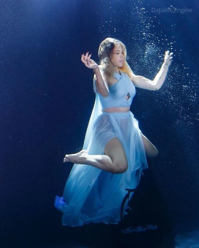 Yeni klipi üçün suya girdi