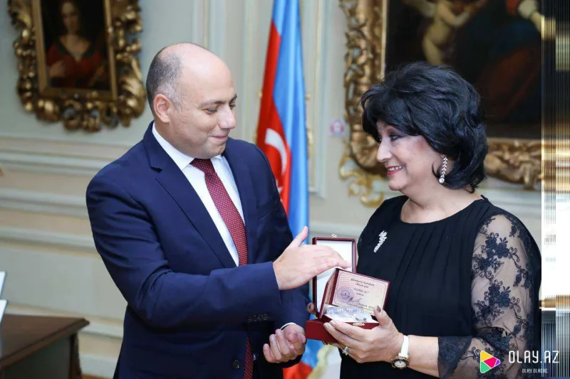 Xalq artistlərinə mükafatları təqdim olundu