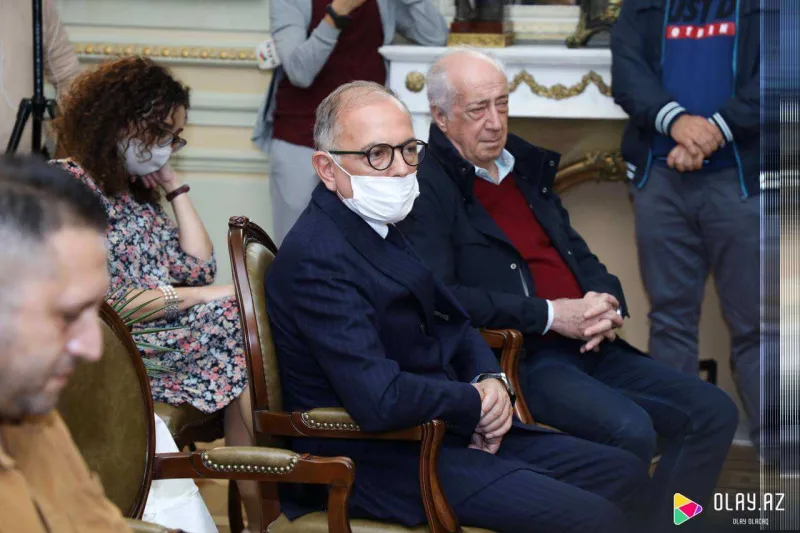 Xalq artistlərinə mükafatları təqdim olundu