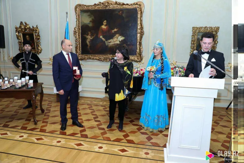 Xalq artistlərinə mükafatları təqdim olundu
