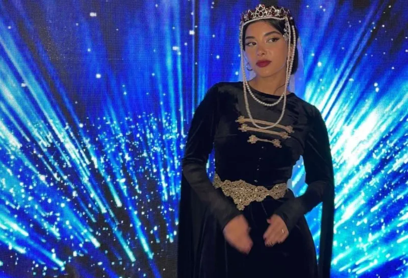 Biri çinli, biri hindli... - Blogerin rəngli ad günü