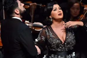 Xalq artistinin xanımı əməliyyat olunur